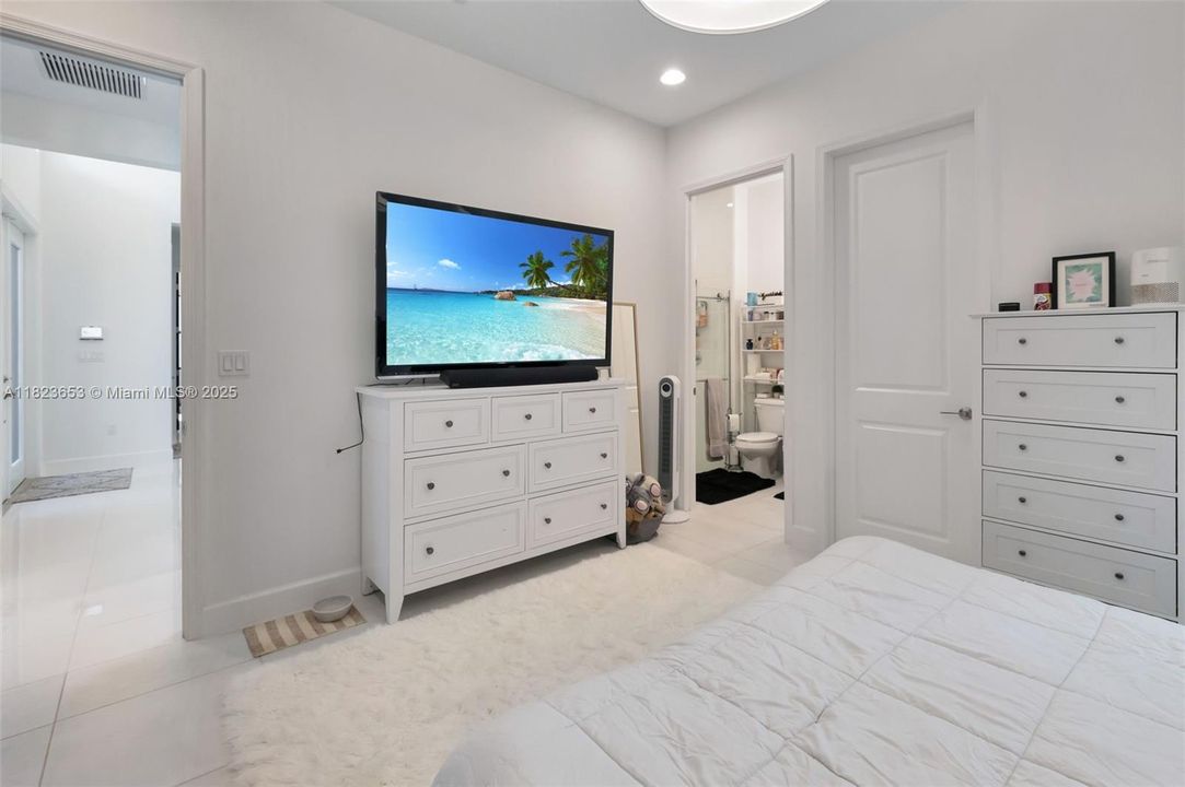 最近售出: $2,199,000 (3 贝兹, 3 浴室, 2959 平方英尺)