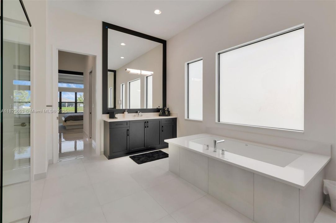 最近售出: $2,199,000 (3 贝兹, 3 浴室, 2959 平方英尺)