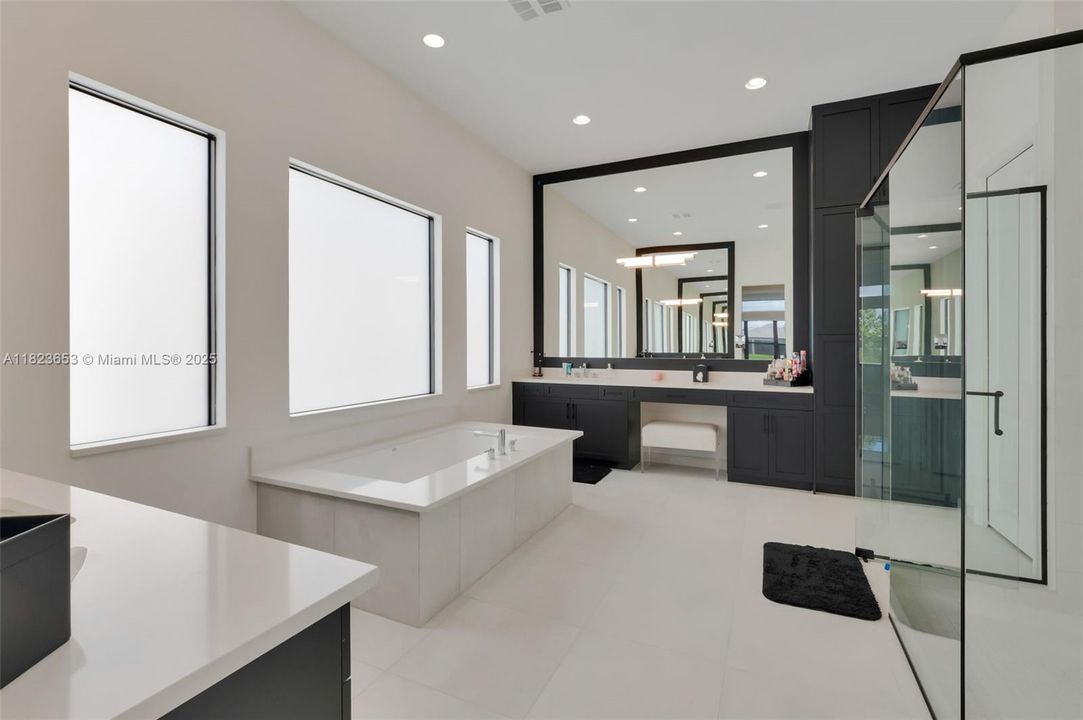 最近售出: $2,199,000 (3 贝兹, 3 浴室, 2959 平方英尺)