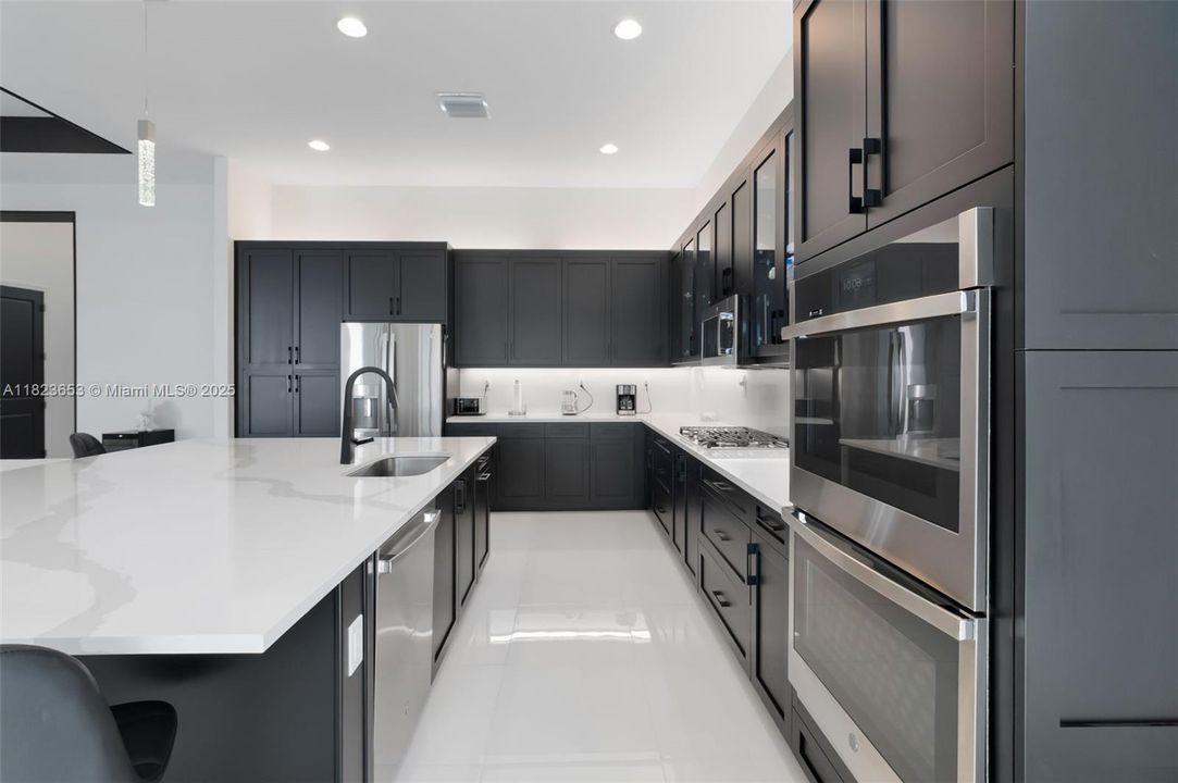 最近售出: $2,199,000 (3 贝兹, 3 浴室, 2959 平方英尺)