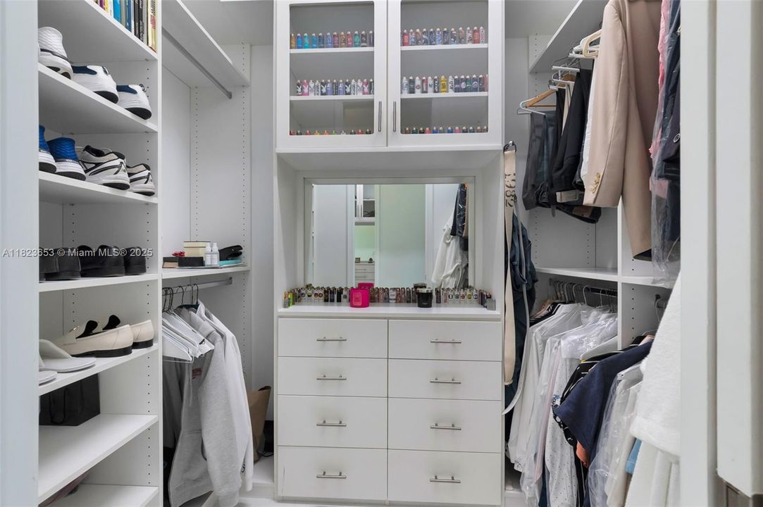 最近售出: $2,199,000 (3 贝兹, 3 浴室, 2959 平方英尺)