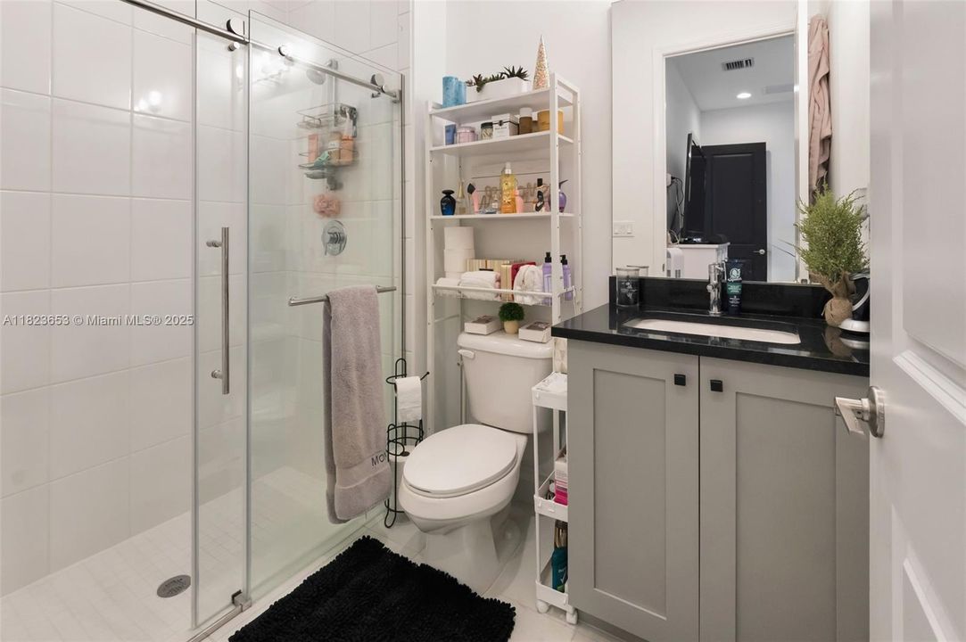 最近售出: $2,199,000 (3 贝兹, 3 浴室, 2959 平方英尺)