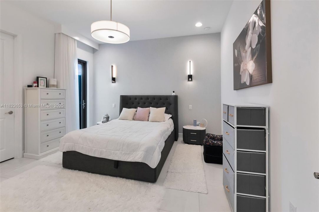 最近售出: $2,199,000 (3 贝兹, 3 浴室, 2959 平方英尺)