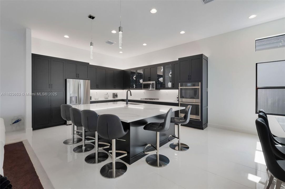 最近售出: $2,199,000 (3 贝兹, 3 浴室, 2959 平方英尺)