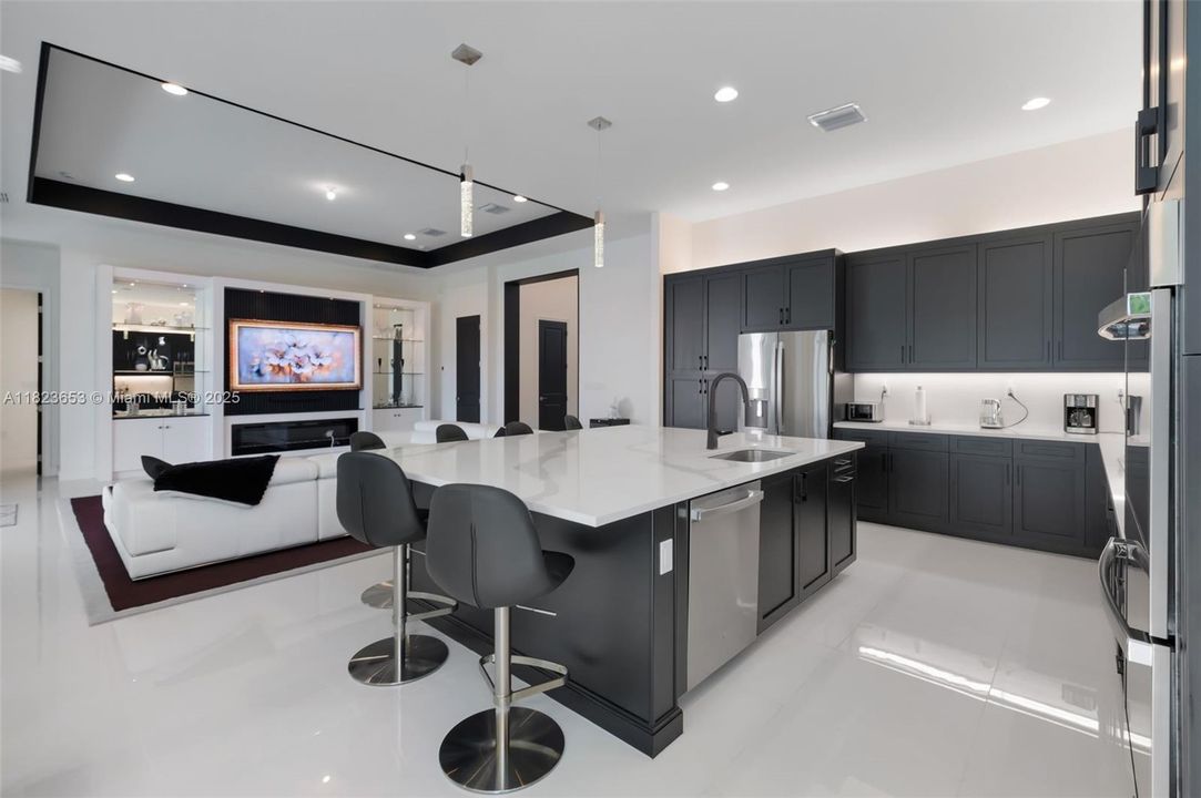 最近售出: $2,199,000 (3 贝兹, 3 浴室, 2959 平方英尺)