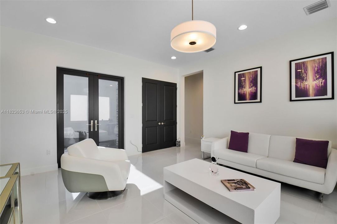 最近售出: $2,199,000 (3 贝兹, 3 浴室, 2959 平方英尺)