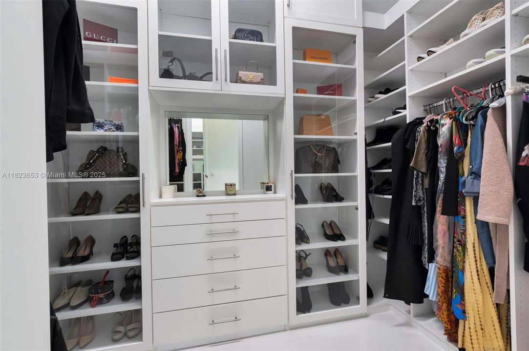 最近售出: $2,199,000 (3 贝兹, 3 浴室, 2959 平方英尺)