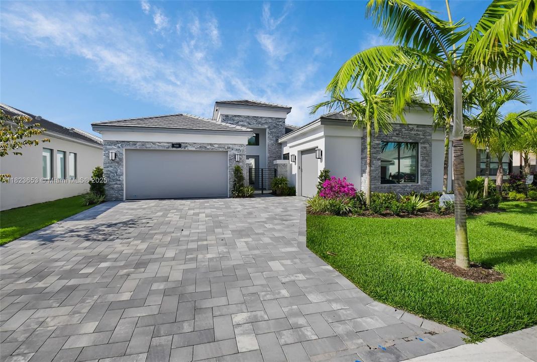 最近售出: $2,199,000 (3 贝兹, 3 浴室, 2959 平方英尺)