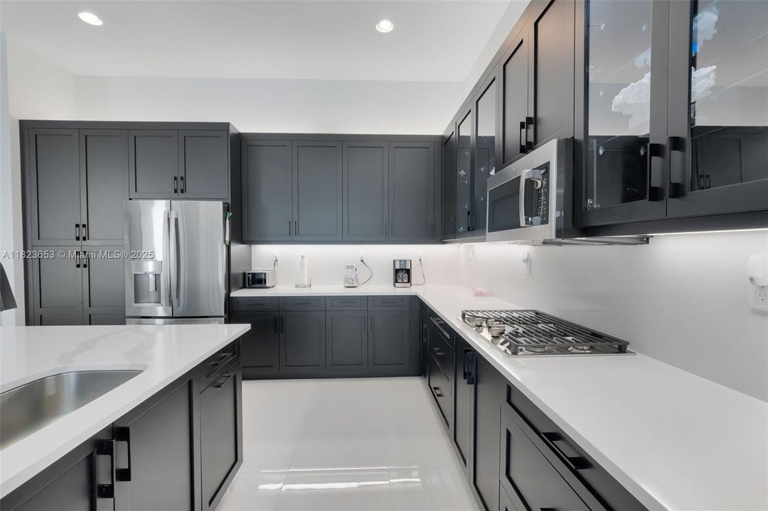 最近售出: $2,199,000 (3 贝兹, 3 浴室, 2959 平方英尺)