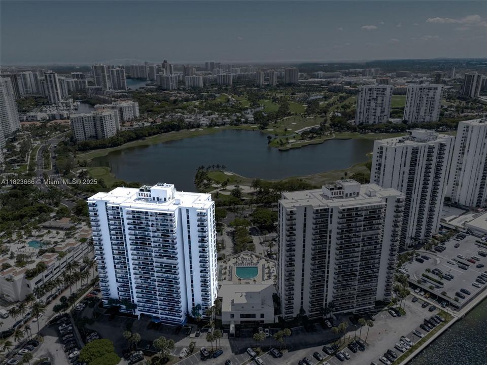 На продажу: $389,000 (2 спален, 2 ванн, 1144 Квадратных фут)