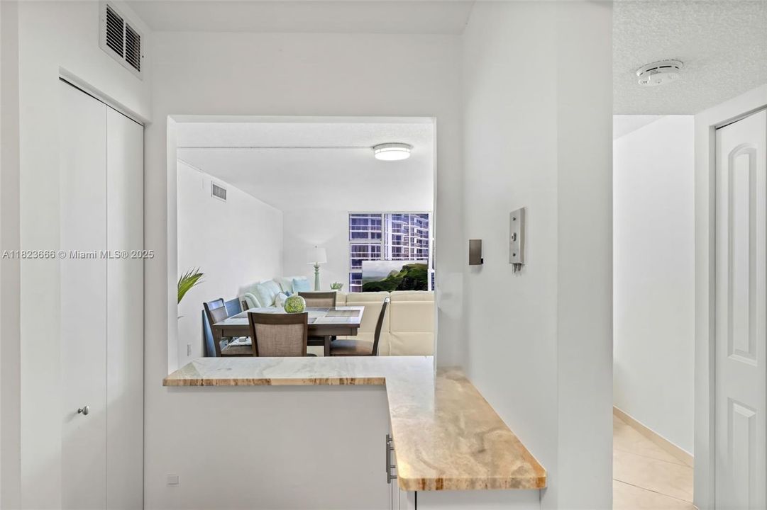 На продажу: $389,000 (2 спален, 2 ванн, 1144 Квадратных фут)