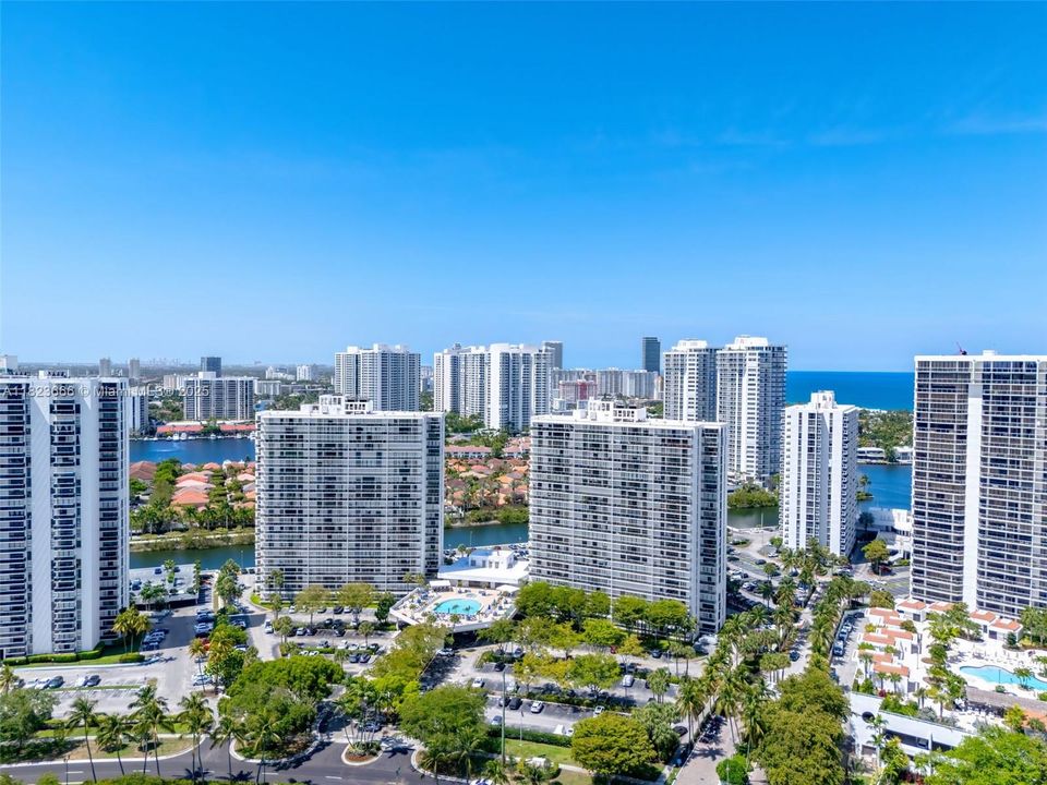 На продажу: $389,000 (2 спален, 2 ванн, 1144 Квадратных фут)