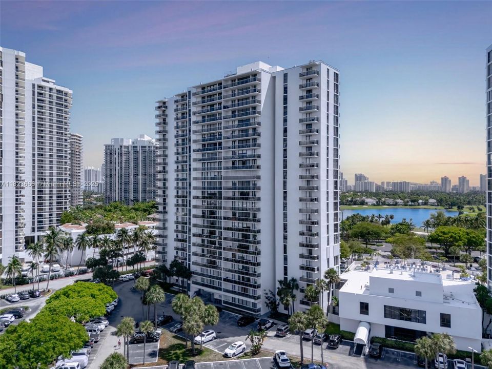 На продажу: $389,000 (2 спален, 2 ванн, 1144 Квадратных фут)