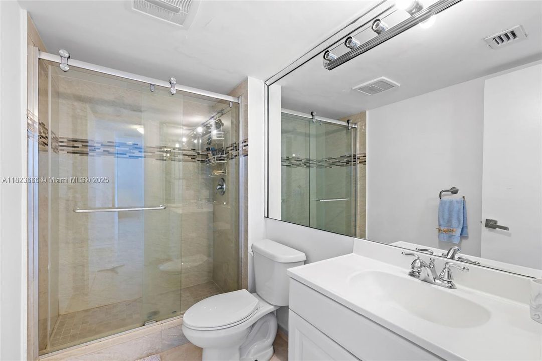 На продажу: $389,000 (2 спален, 2 ванн, 1144 Квадратных фут)