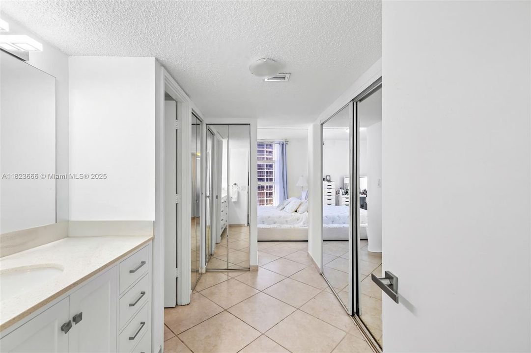 На продажу: $389,000 (2 спален, 2 ванн, 1144 Квадратных фут)