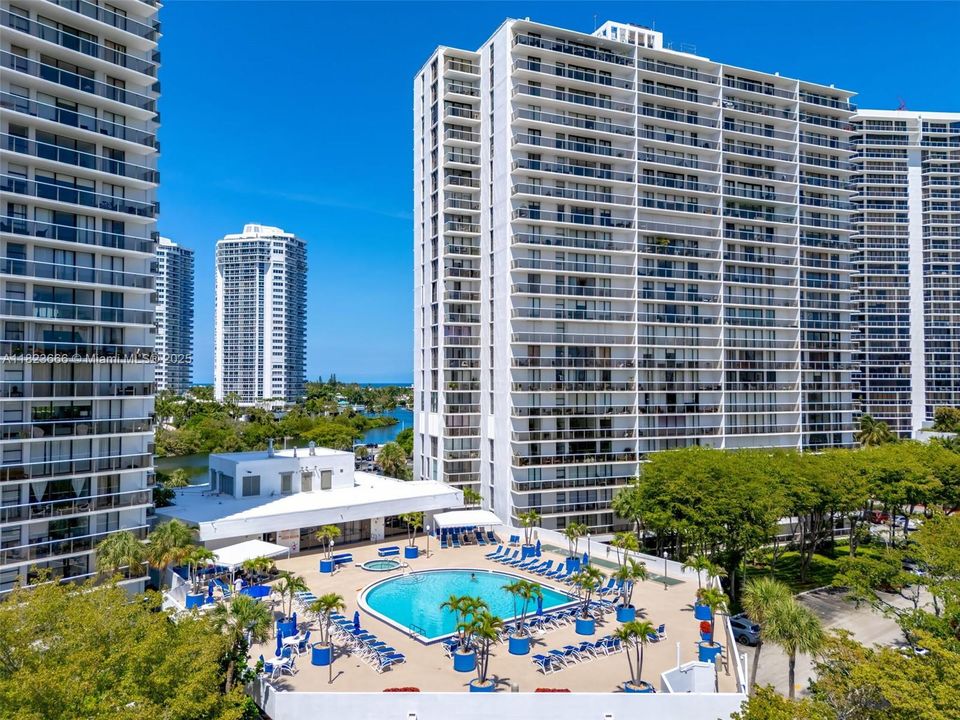 На продажу: $389,000 (2 спален, 2 ванн, 1144 Квадратных фут)