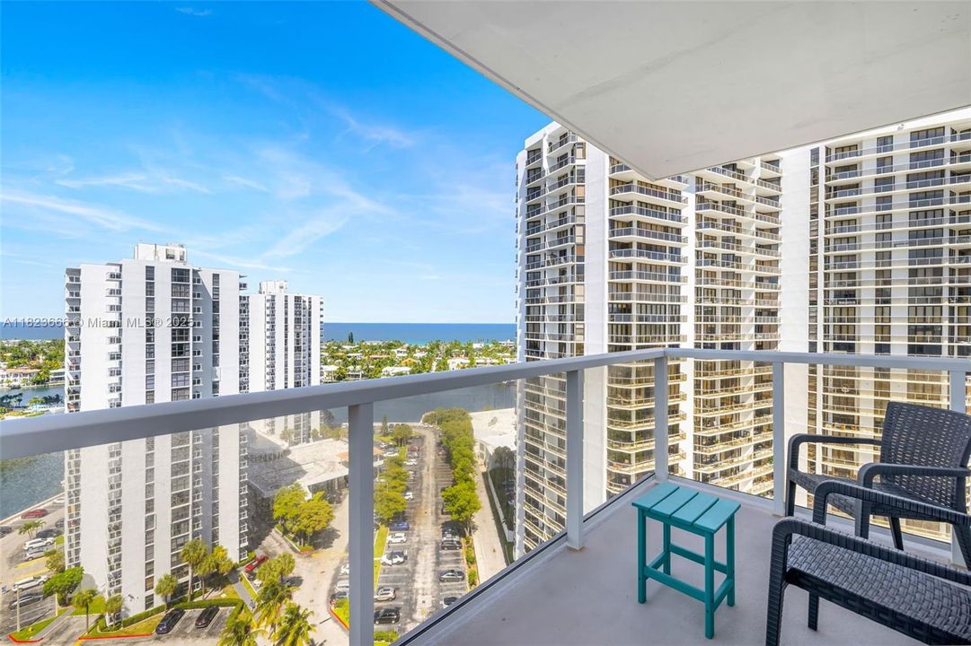 На продажу: $389,000 (2 спален, 2 ванн, 1144 Квадратных фут)