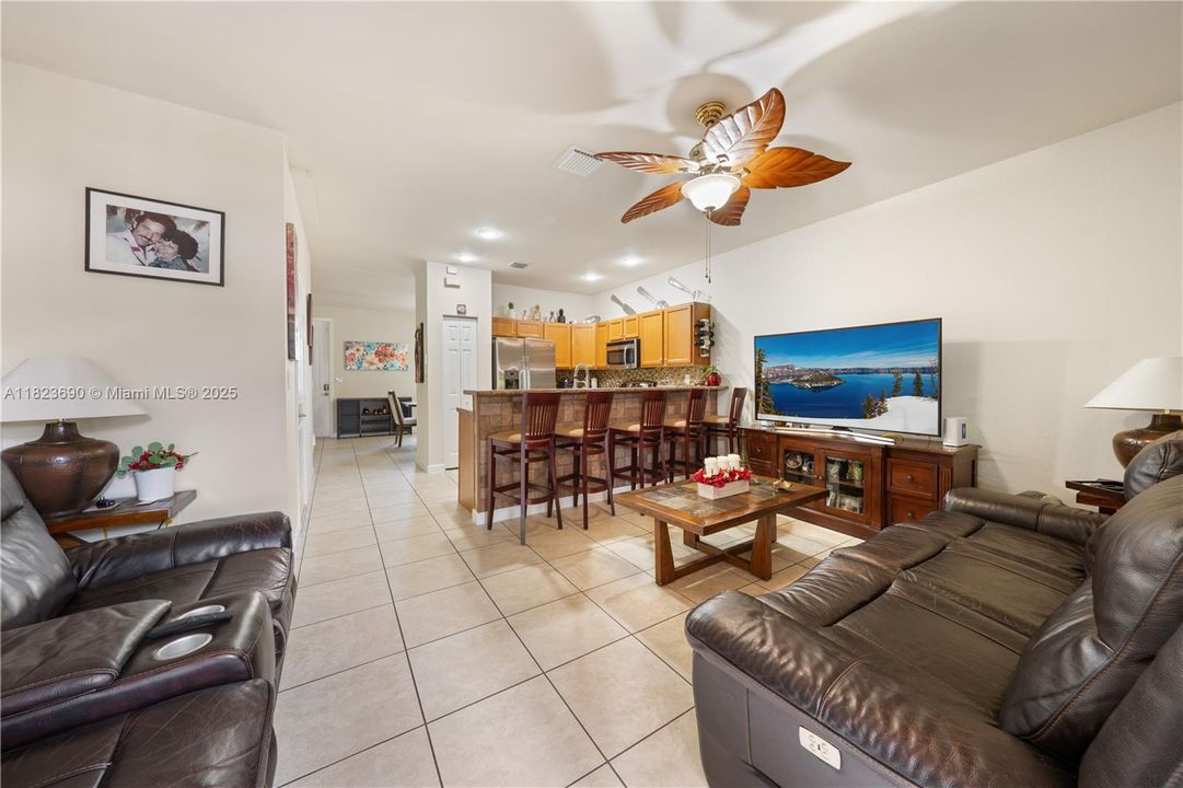 Недавно продано: $345,000 (2 спален, 2 ванн, 1224 Квадратных фут)