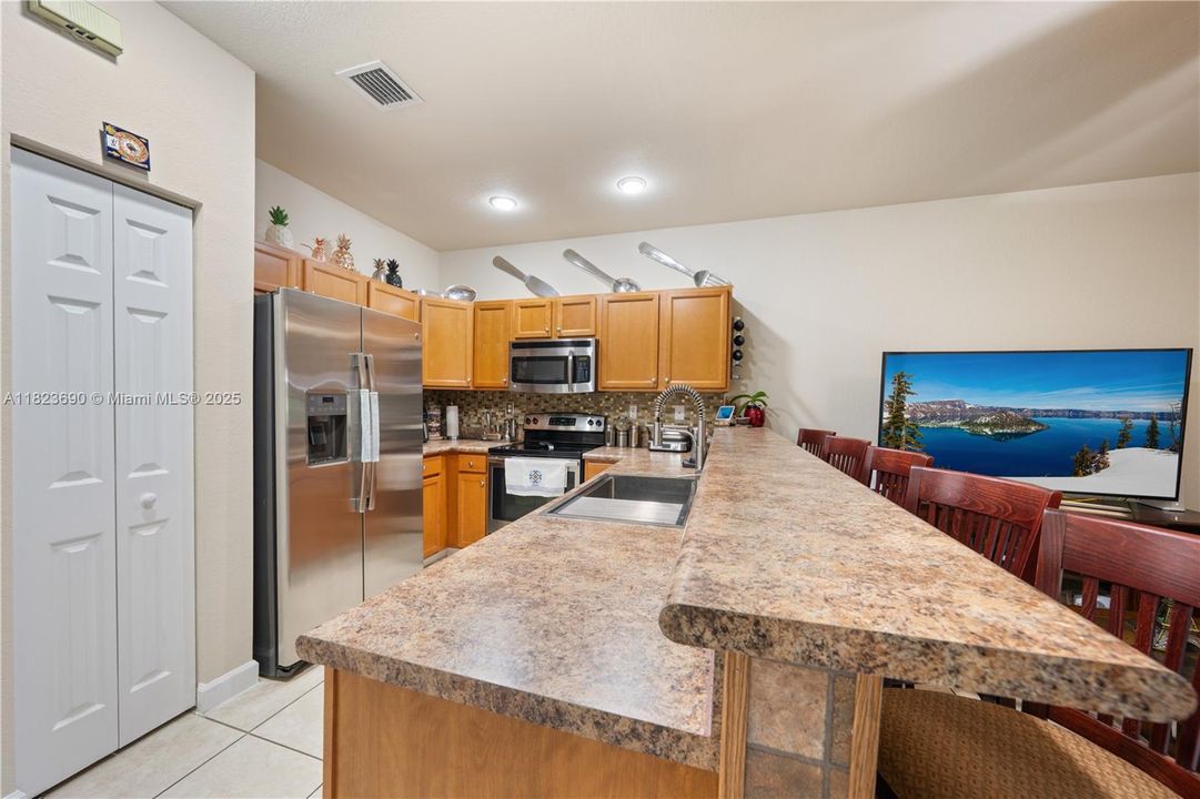 Недавно продано: $345,000 (2 спален, 2 ванн, 1224 Квадратных фут)