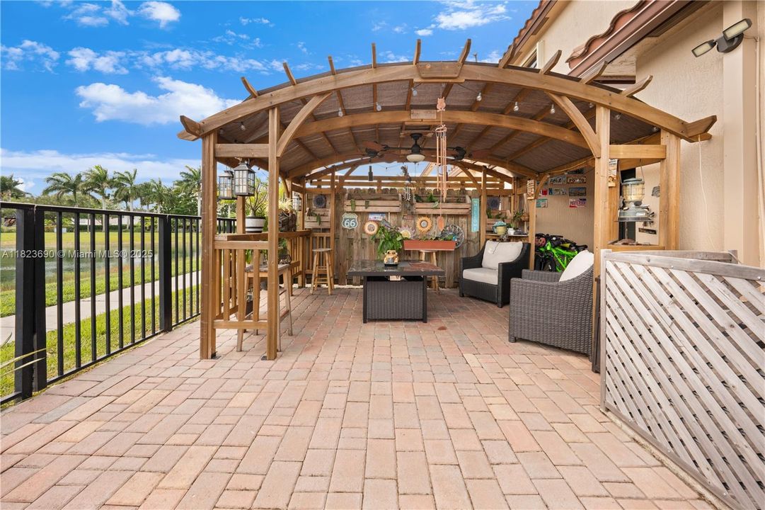 Недавно продано: $345,000 (2 спален, 2 ванн, 1224 Квадратных фут)