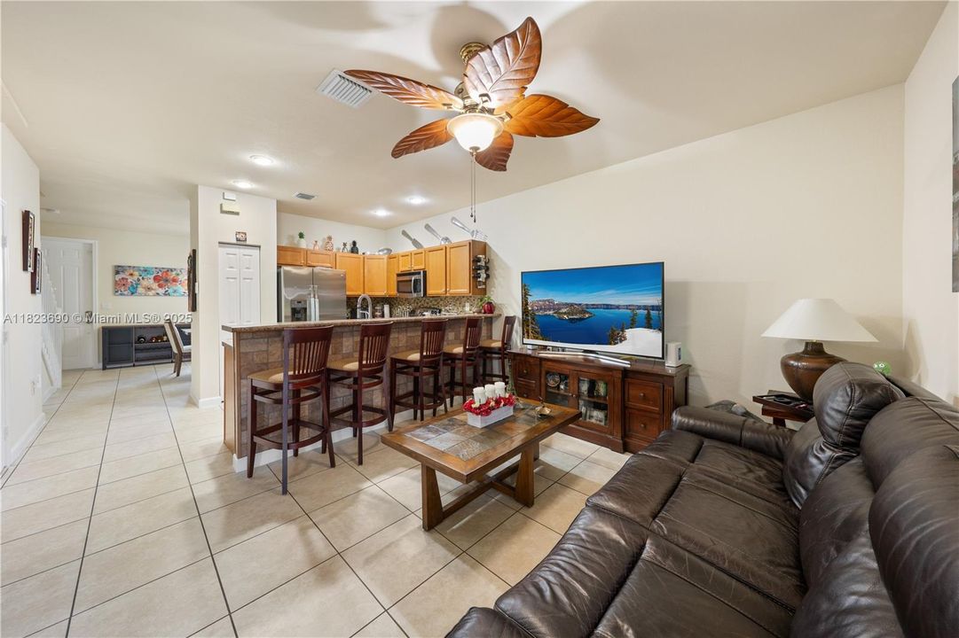 Недавно продано: $345,000 (2 спален, 2 ванн, 1224 Квадратных фут)