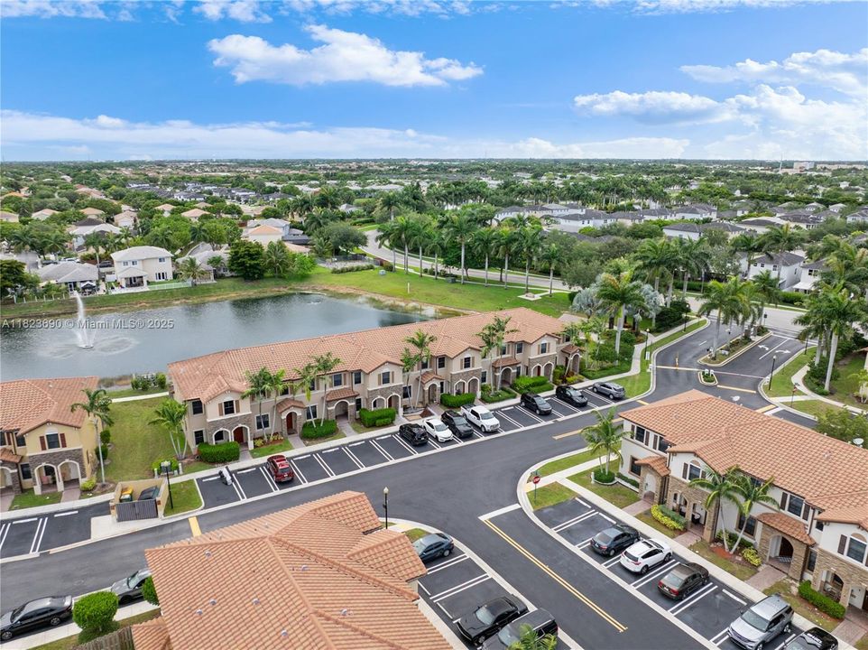 Недавно продано: $345,000 (2 спален, 2 ванн, 1224 Квадратных фут)