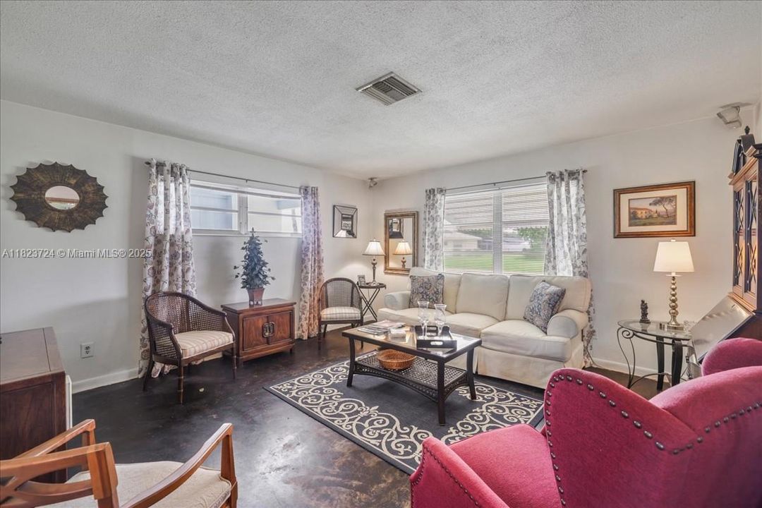 Недавно продано: $215,000 (2 спален, 1 ванн, 1117 Квадратных фут)