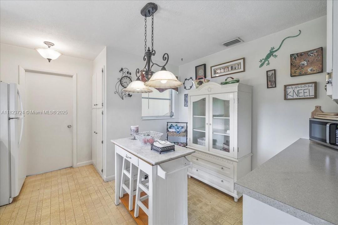 Недавно продано: $215,000 (2 спален, 1 ванн, 1117 Квадратных фут)