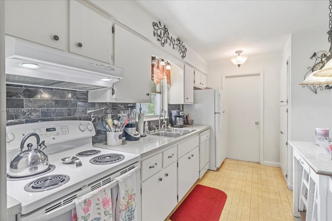 Недавно продано: $215,000 (2 спален, 1 ванн, 1117 Квадратных фут)