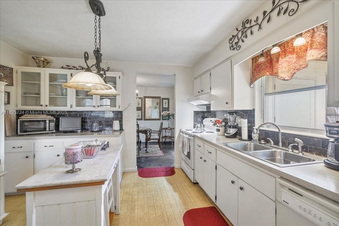 Недавно продано: $215,000 (2 спален, 1 ванн, 1117 Квадратных фут)