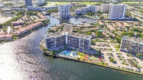 Recently Sold: $310,000 (2 beds, 2 baths, 1130 Square Feet)