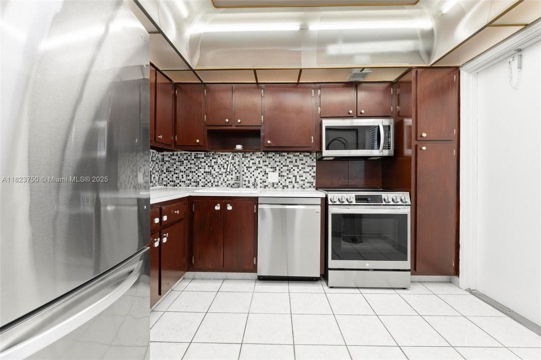 For Sale: $148,900 (1 beds, 1 baths, 900 Square Feet)