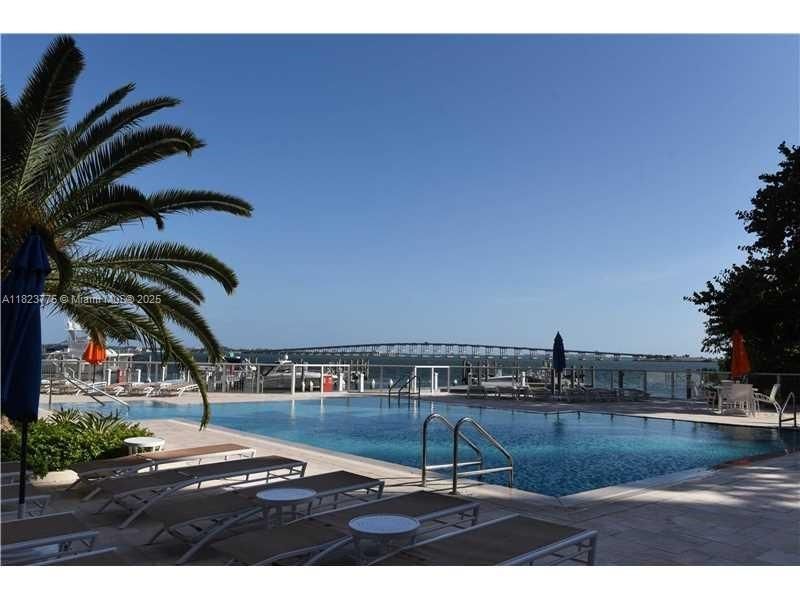 Recently Rented: $3,590 (1 beds, 1 baths, 1042 Square Feet)