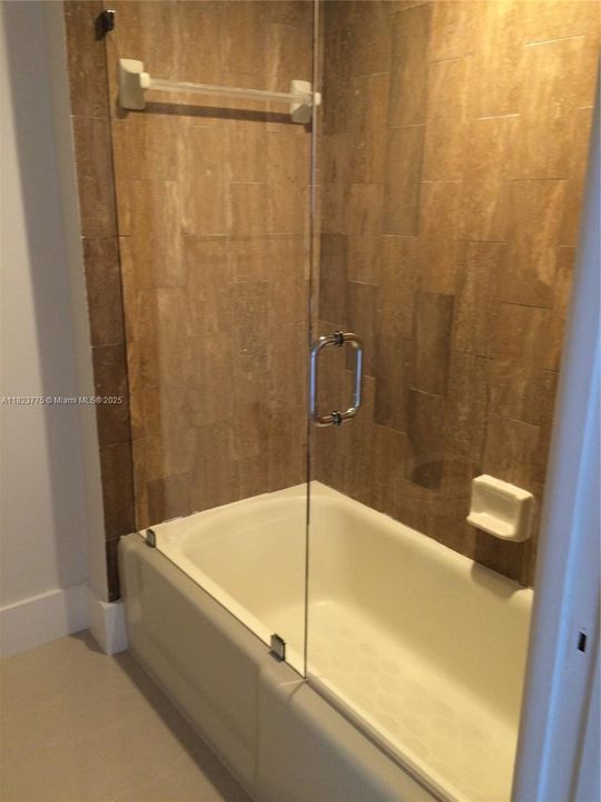 Recently Rented: $3,590 (1 beds, 1 baths, 1042 Square Feet)