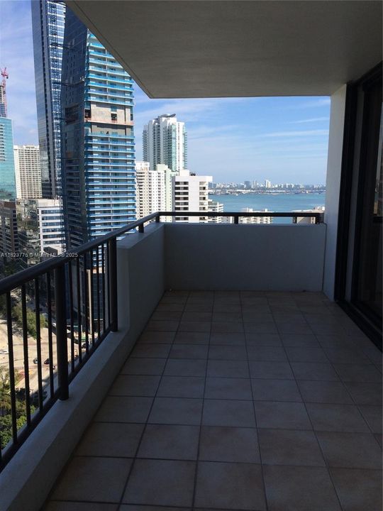 Recently Rented: $3,590 (1 beds, 1 baths, 1042 Square Feet)