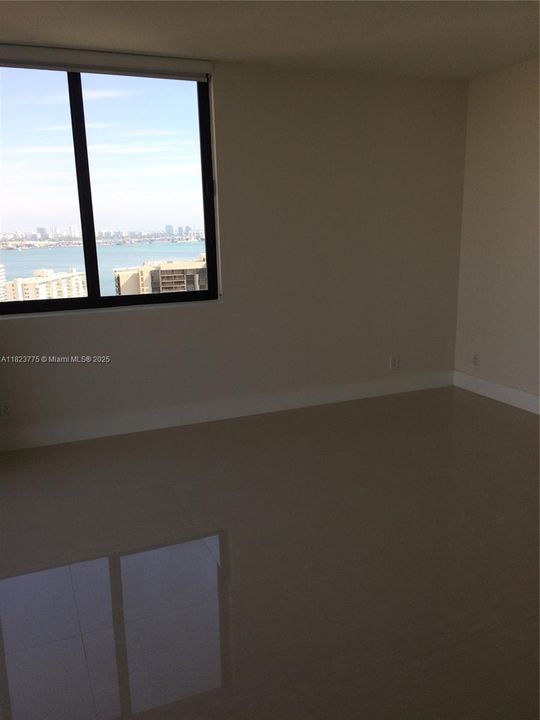 Recently Rented: $3,590 (1 beds, 1 baths, 1042 Square Feet)