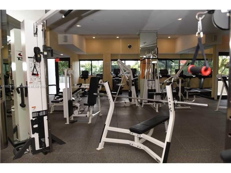 Recently Rented: $3,590 (1 beds, 1 baths, 1042 Square Feet)