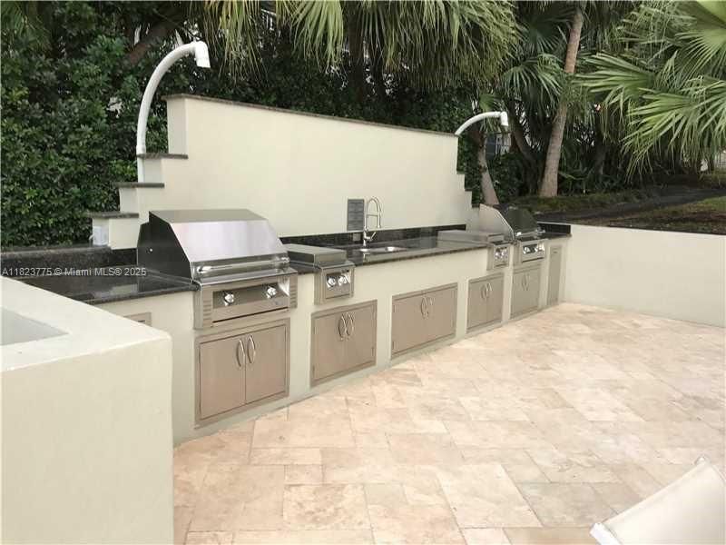 Recently Rented: $3,590 (1 beds, 1 baths, 1042 Square Feet)