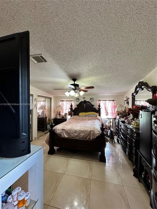 En Venta: $299,999 (4 camas, 2 baños, 0 Pies cuadrados)