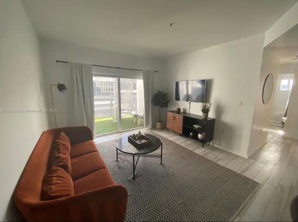 For Sale: $480,000 (2 beds, 2 baths, 836 Square Feet)
