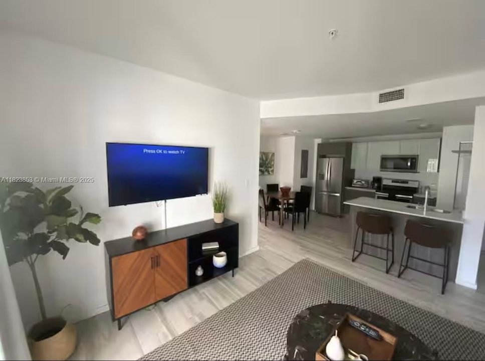For Sale: $480,000 (2 beds, 2 baths, 836 Square Feet)