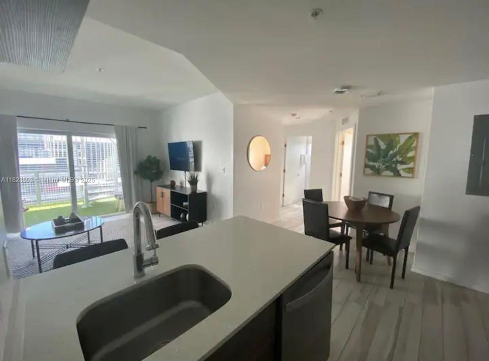 For Sale: $480,000 (2 beds, 2 baths, 836 Square Feet)