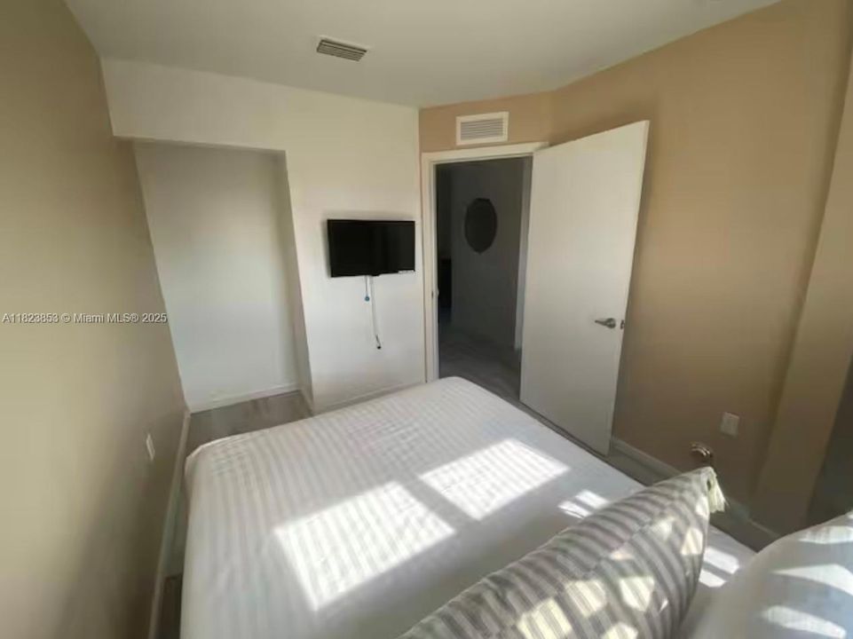 For Sale: $480,000 (2 beds, 2 baths, 836 Square Feet)