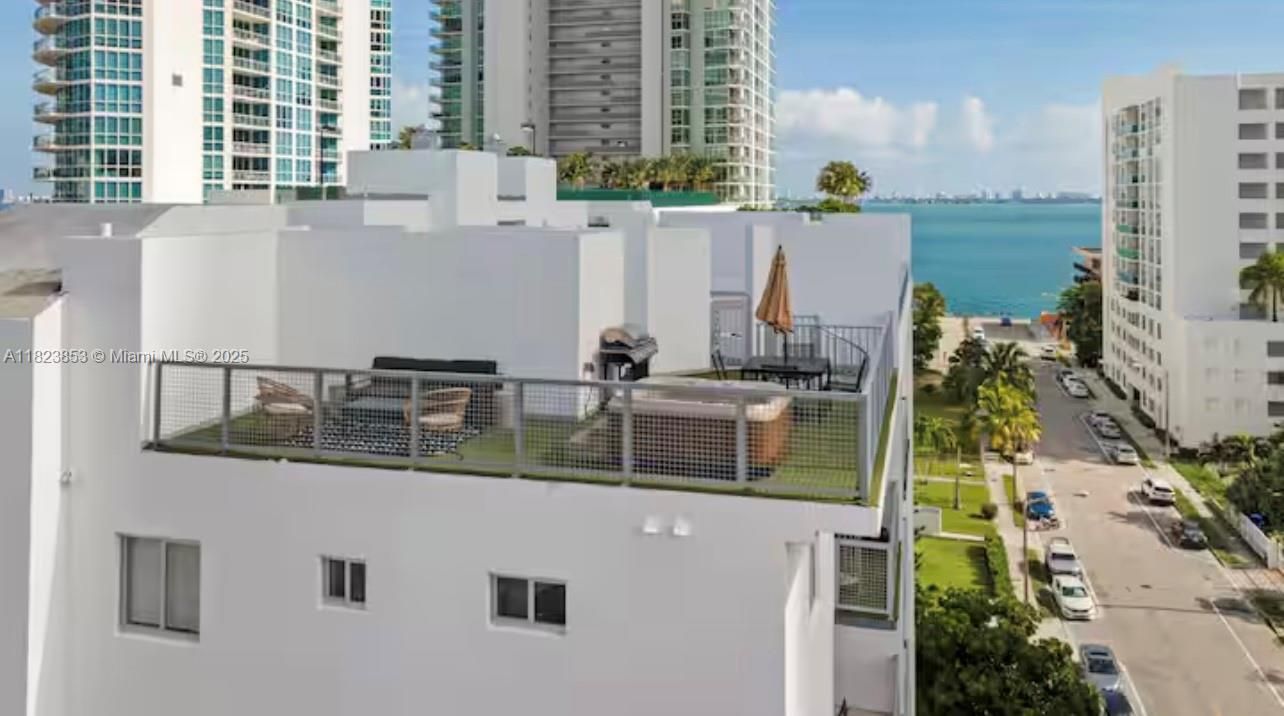 For Sale: $480,000 (2 beds, 2 baths, 836 Square Feet)
