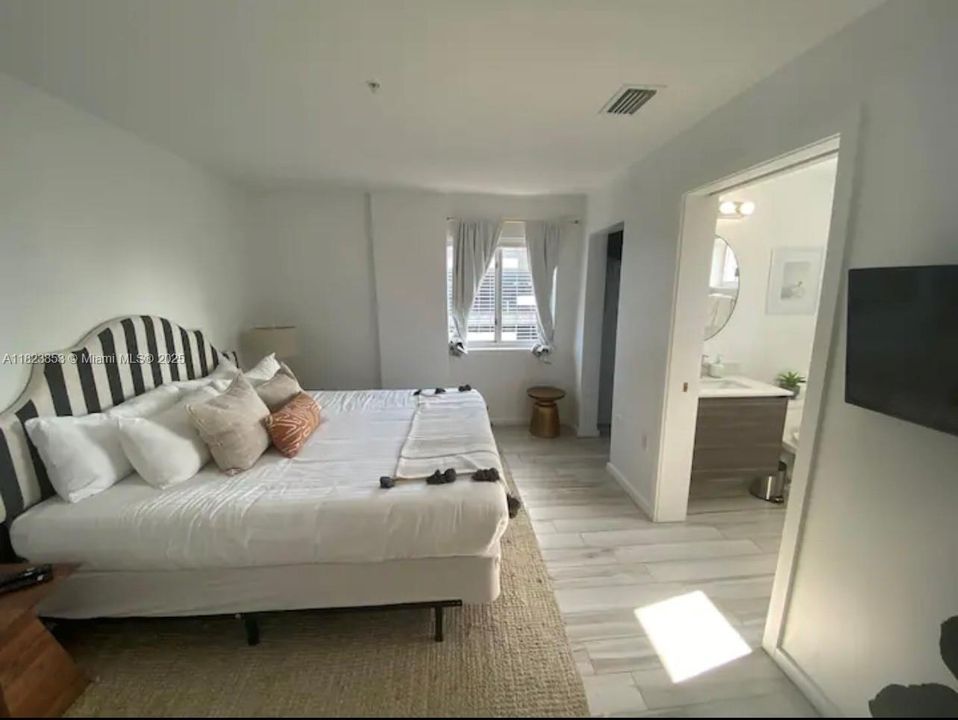 For Sale: $480,000 (2 beds, 2 baths, 836 Square Feet)