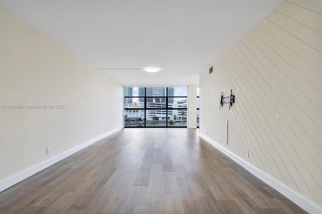 最近售出: $285,000 (2 贝兹, 1 浴室, 1075 平方英尺)