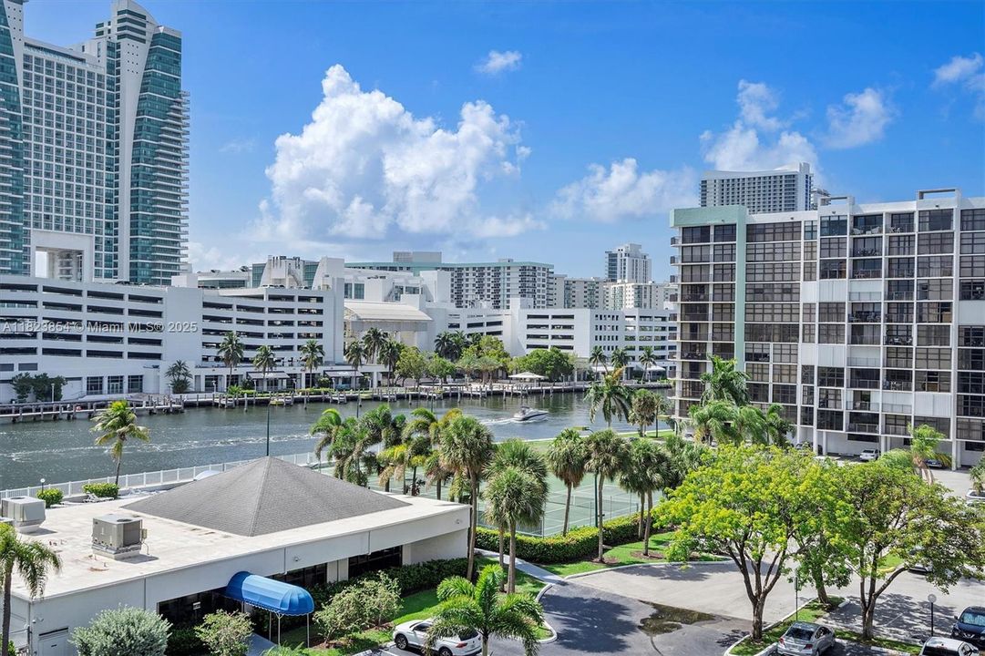 最近售出: $285,000 (2 贝兹, 1 浴室, 1075 平方英尺)