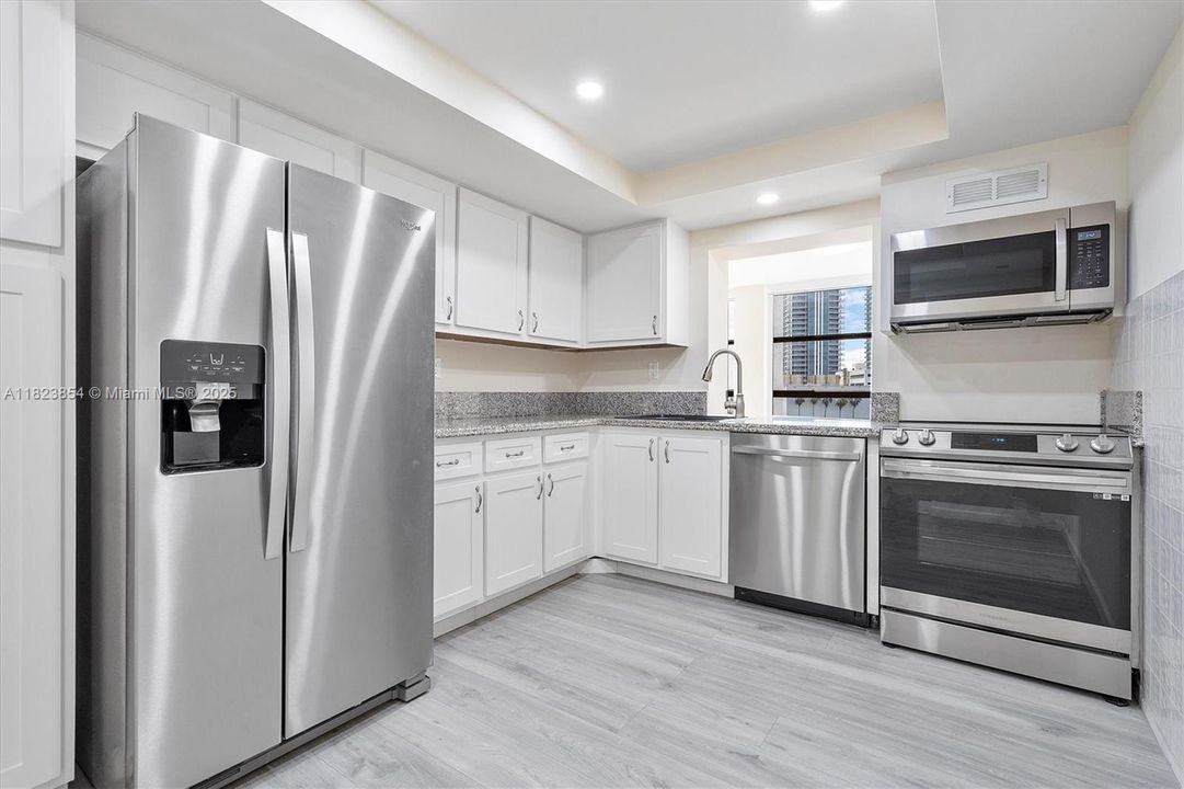 最近售出: $285,000 (2 贝兹, 1 浴室, 1075 平方英尺)