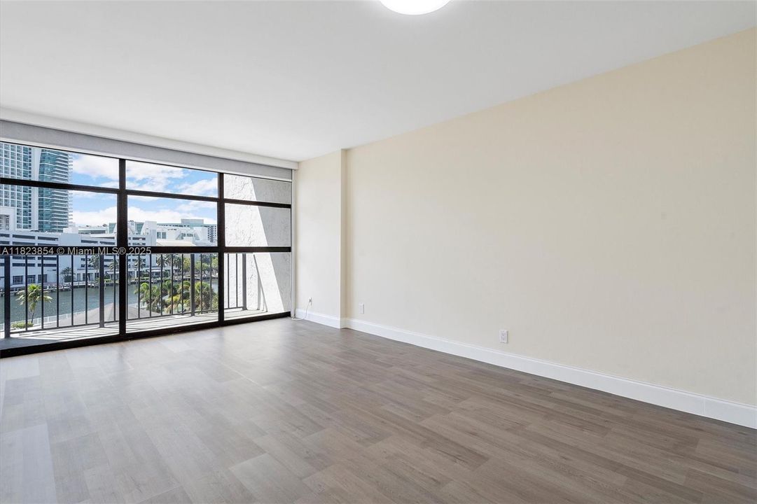 最近售出: $285,000 (2 贝兹, 1 浴室, 1075 平方英尺)