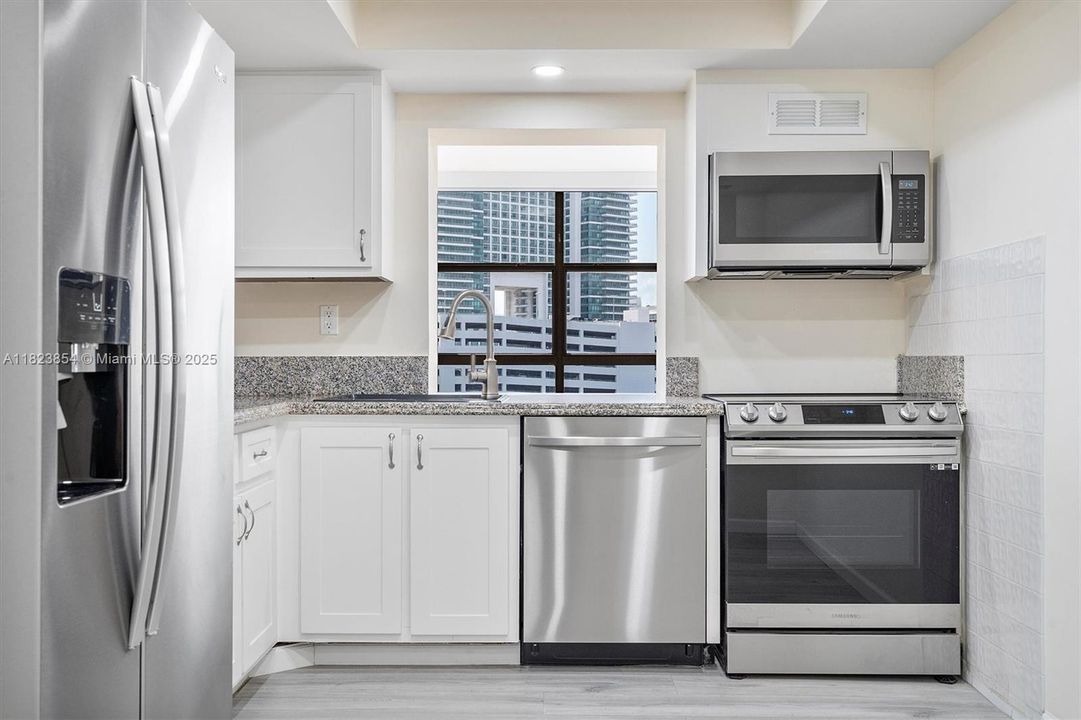 最近售出: $285,000 (2 贝兹, 1 浴室, 1075 平方英尺)